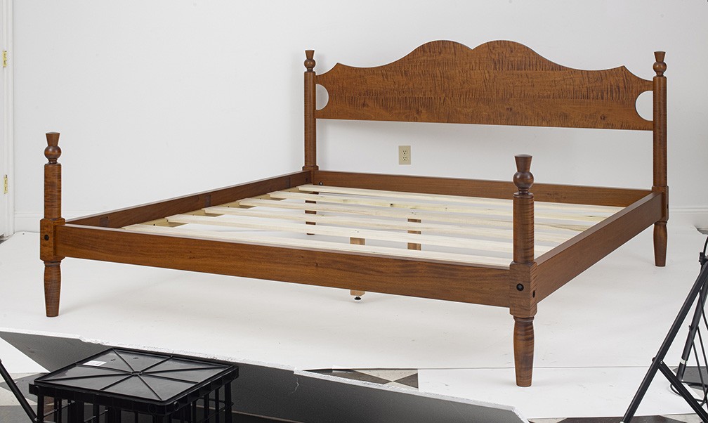 King Size Tiger Maple Country Low Poster Bed-image